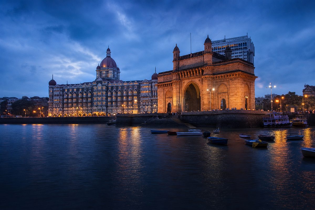Gateway of India w Mumbaju wieczorem — Indie 2017