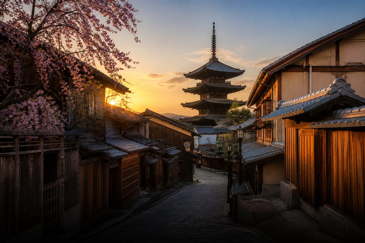 Tradycyjna zabudowa i pagoda w Kioto