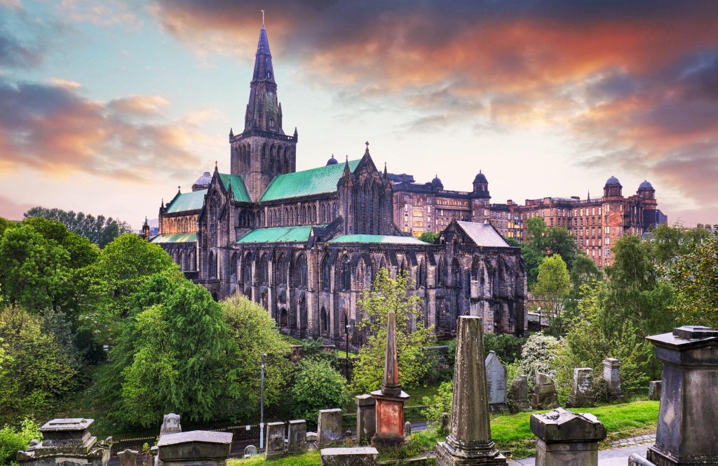 Glasgow – od średniowiecznej katedry po kolorowe murale