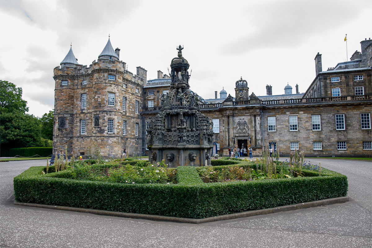 Pałac Holyroodhouse w Edynburgu – historia, zwiedzanie i ceny